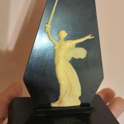 SOUVENIR PETITE STATUETTE EN BAKELITE "MERE PATRIE BATAILLE DE STALINGRAD" URSS CCCP ANNEES 60s