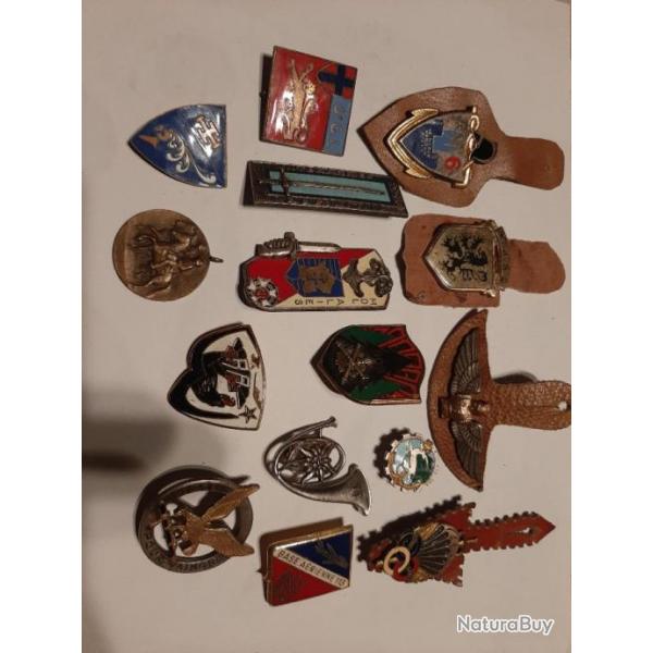 Lot pucelles et insignes Militaires