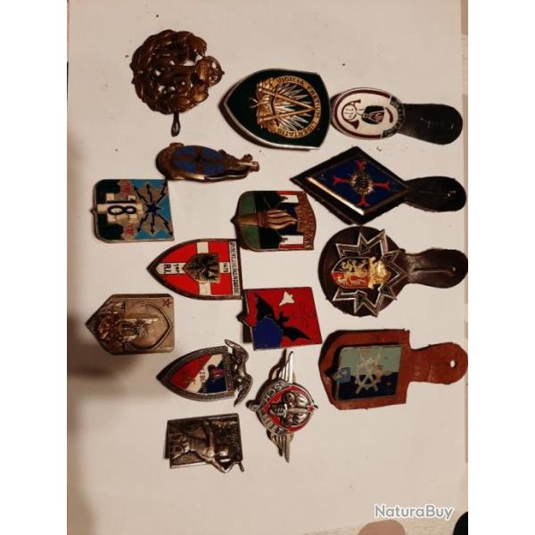 Lot d'insignes et pucelles militaires franais