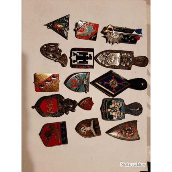 Lot insignes, pucelles militaires et gendarmes franaises