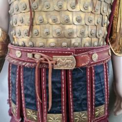 Armure linothorax  antique grecque periode alexandre le grand artisanal avec grèves et bouclier