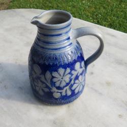 Ancien pichet en grès au sel d'Alsace à décor floral sur fond bleu cobalt vernissé-Alsace(Vers 1950)