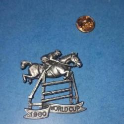 Broche No Pin's Epinglette Cheval Saut D'obstacle Relief Genre Étain 1980 World Cup Ref 1003bcd