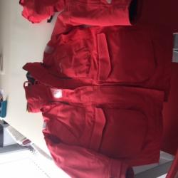 vend 2 ensembles salopette et veste MUSTO rouges