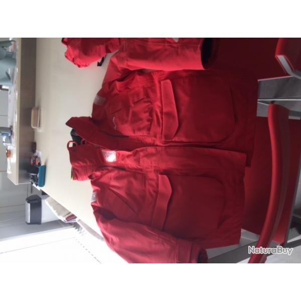 vend 2 ensembles salopette et veste MUSTO rouges