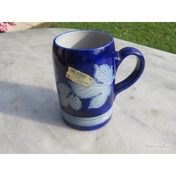 Grande chope a bire/Mug en grs au sel d'Alsace  dcor floral sur fond bleu cobalt - (Vers 1950)