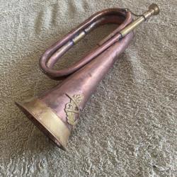 Un bugle militaire en cuivre rouge et en laiton