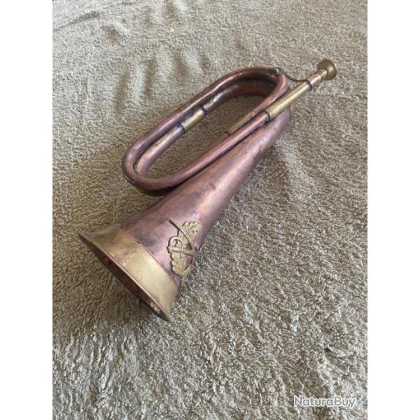 Un bugle militaire en cuivre rouge et en laiton