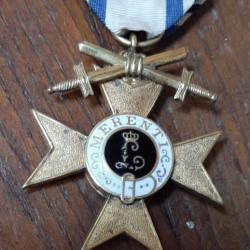 Belle médaille allemande 1ère Guerre Mondiale bavaroise Croix du mérite avec glaive or.