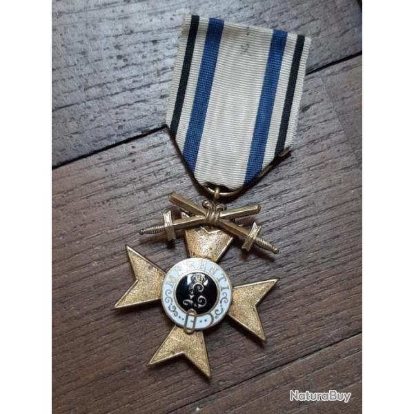 Belle mdaille allemande 1re Guerre Mondiale bavaroise Croix du mrite avec glaive or.