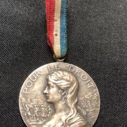 insigne medaille par mayer pour le droit  aux oeuvres de guerre