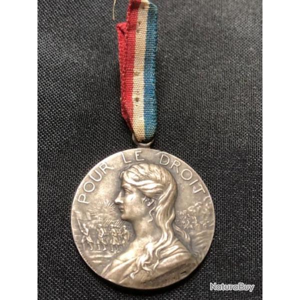 insigne medaille par mayer pour le droit  aux oeuvres de guerre