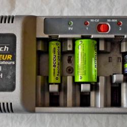 Chargeur pour accumulateurs AA, AAA, C, D & 9V Block - Ni-Cd, Ni-MH