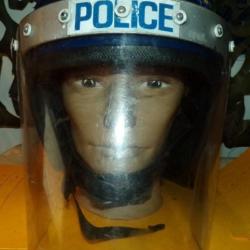 CASQUE POLICE OBSOLETE DES SERVICES D'INTERVENTION DU ROYAUME UNI , LE CASQUE EST EN  PLASTIQUE DUR