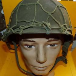 CASQUE LOURD MILITAIRE DE L'ARMEE DE LA REPUBLIQUE FEDERALE D'ALLEMAGNE AVEC FILET DE CAMOUFLAGE ,