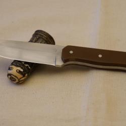 Couteau bushcraft acier carbone.