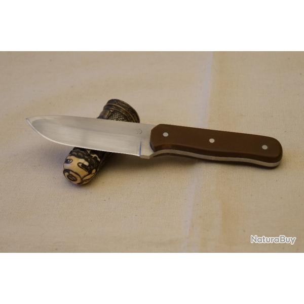 Couteau bushcraft acier carbone.