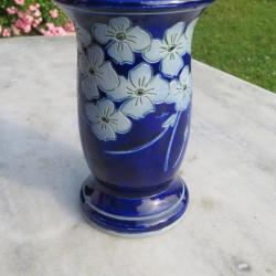 Ancien vase en grès au sel d'Alsace à décor fleuri sur fond bleu cobalt vernissé - Alsace(Vers 1950)