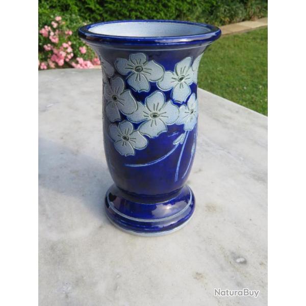 Ancien vase en grs au sel d'Alsace  dcor fleuri sur fond bleu cobalt verniss - Alsace(Vers 1950)