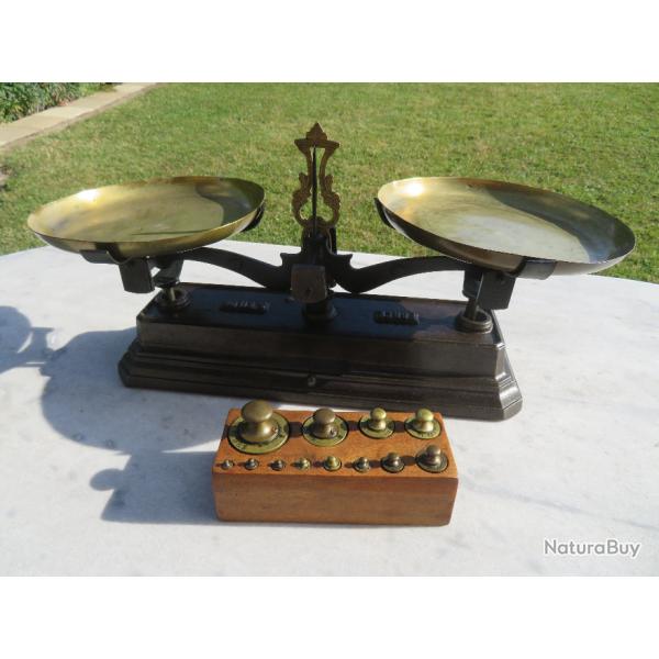 Ancienne grande balance de mnage  2 plateaux, force 5 kgs avec sa bote complte de poids  peser