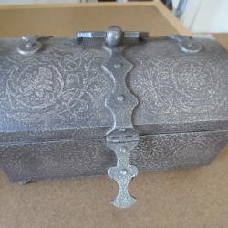 ancien coffret fer gravé à l'acide