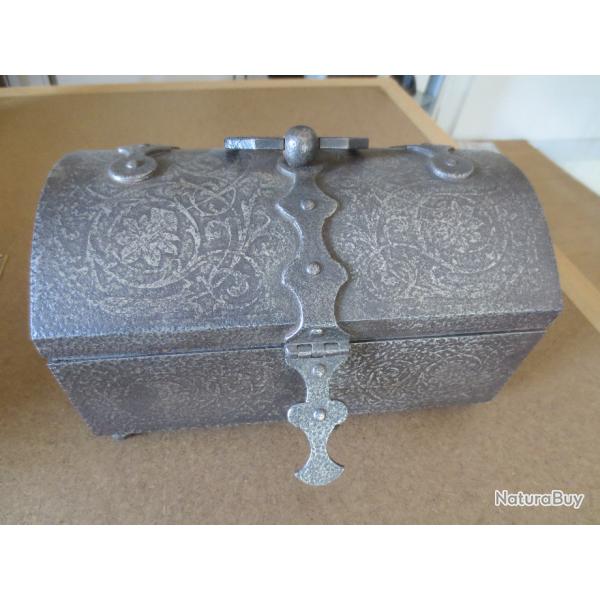 ancien coffret fer grav  l'acide