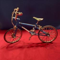 Joli vélo BMX vintage miniature en métal.