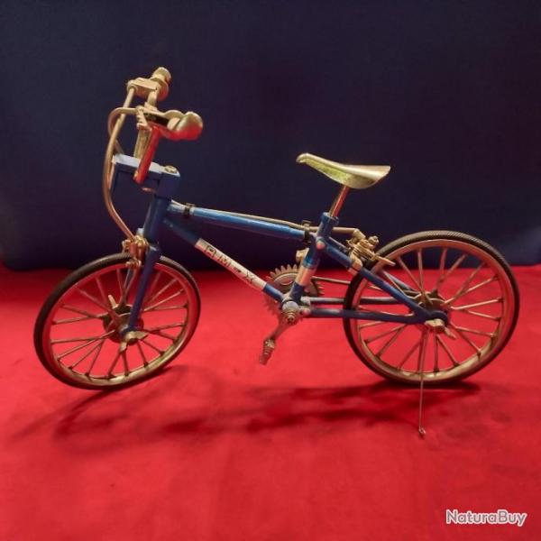 Joli vlo BMX vintage miniature en mtal.