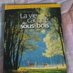 Grand livre "La vie cachée des sous-bois"