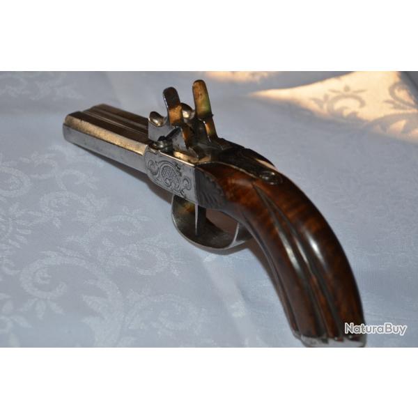 Pistolet  coffre double canons en table