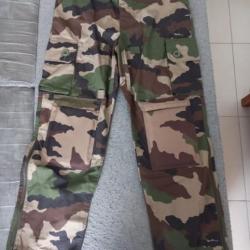 Vends pantalon camouflage type guerilla