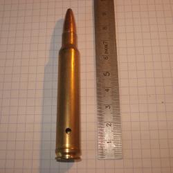 une cartouche de 8mm remington magnum , neutralisée, étui percé, amorce percutée, ogive demi blindée