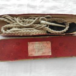 ancienne et belle aiguillette de gendarmerie avec  boite