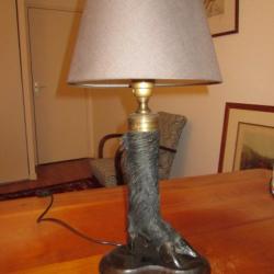 LAMPE MONTEE SUR UNE PATTE DE SANGLIER