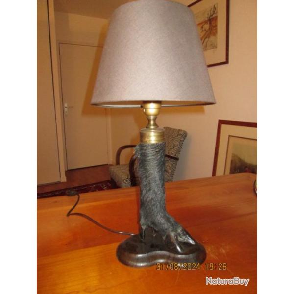 LAMPE MONTEE SUR UNE PATTE DE SANGLIER