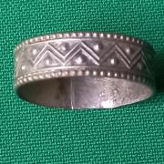 Ancienne Bague "Poilu" Des Tranchées - Guerre 14-18 Avec Motif Fleur - Objet Historique Métal Argenté