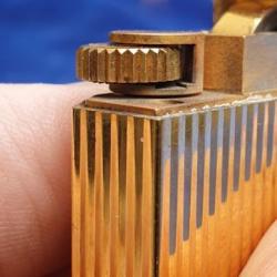 Superbe Briquet" Cartier Must "La référence de la légendaire marque aux deux "C" avec un petit cube