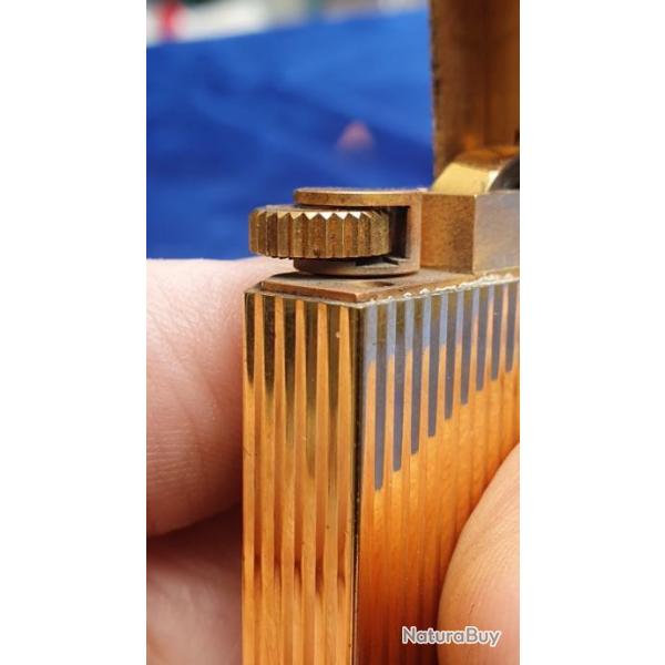 Superbe Briquet" Cartier Must "La rfrence de la lgendaire marque aux deux "C" avec un petit cube