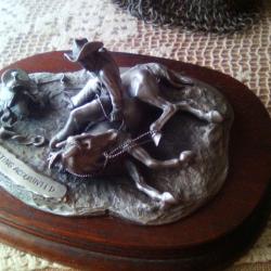 Statuette en étain représentant le dressage d un cheval dans l ouest américain