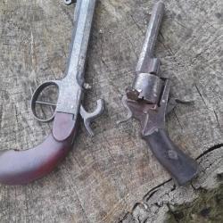 Vends deux revolvers anciens pour pièces. Prix de départ 1, sans prix de réserve.