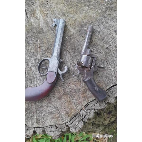 Vends deux revolvers anciens pour pices. Prix de dpart 1, sans prix de rserve.