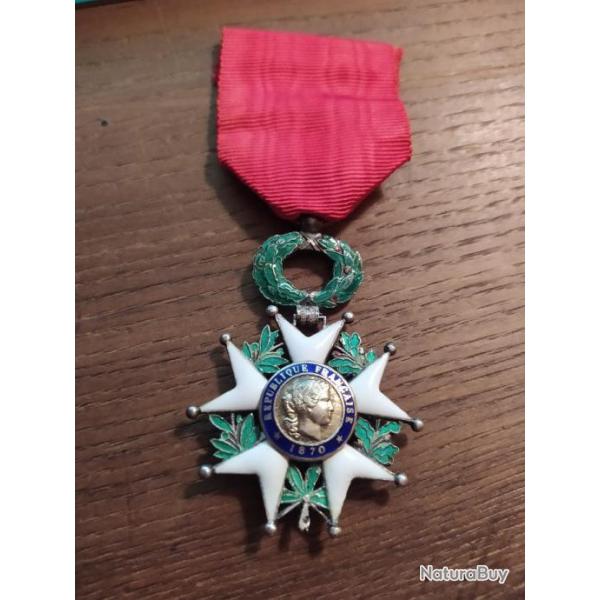 MEDAILLE CHEVALIER DE LA LEGION D'HONNEUR 3 EME REPUBLIQUE , AVERS MAIL ABIME