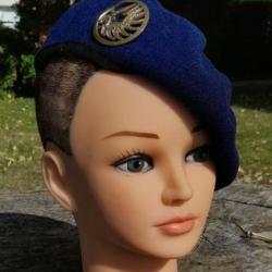 Vends tête support pour coiffure militaire (le béret n'est pas à vendre)