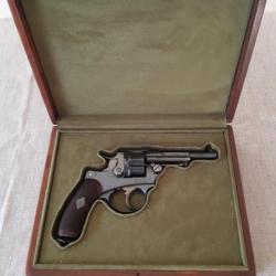 COFFRET DE PRESENTATION POUR REVOLVER 1874 MAS