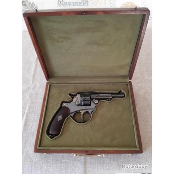 COFFRET DE PRESENTATION POUR REVOLVER 1874 MAS