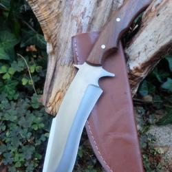 Couteau de Chasse Survie Lame Kukkri Acier Carbone 1055 Manche Bois Etui Cuir Fabric Artisanale