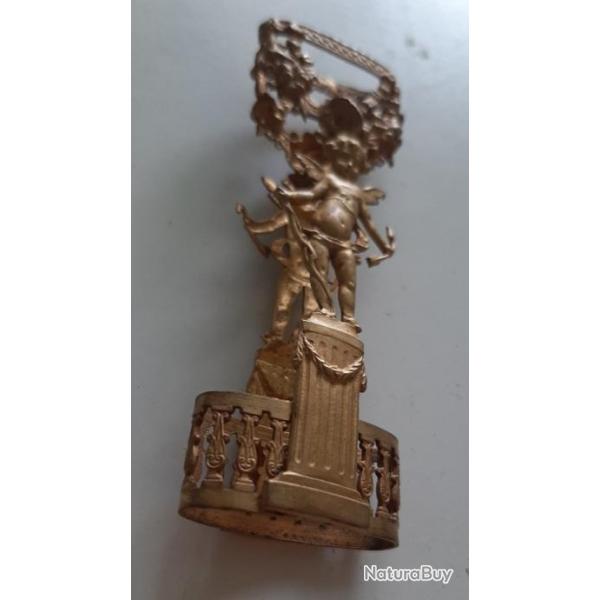 Magnifique chappe ancienne en laiton dor pour dague ou pe militaire de grande luxe .