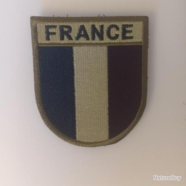 cusson  patch airsoft drapeau tricolore Dimensions 7/7cm Attache velcro