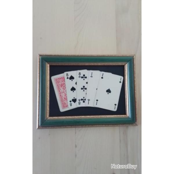 Cache cartes de la main du mort