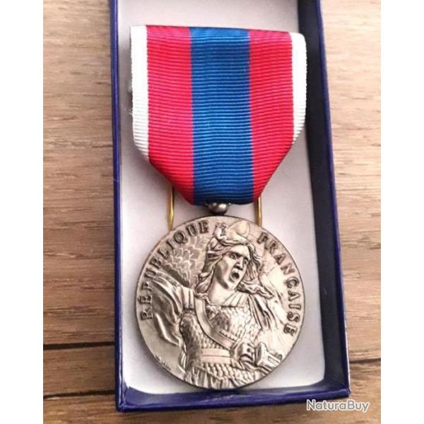 Mdaille neuve DEFENSE NATIONALE classe Argent dans sa boite